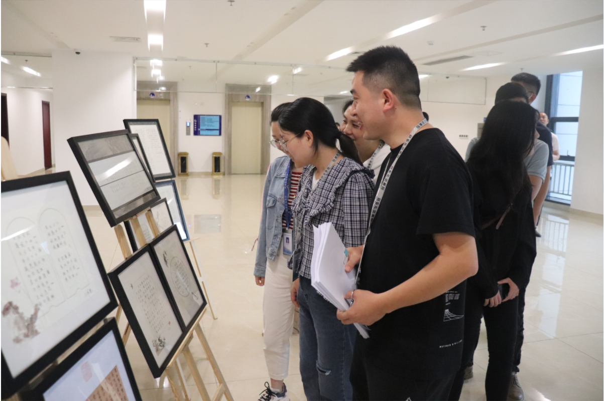 图为：开投集团展出优秀获奖作品，干部职工及家属参观书法作品，学习廉洁文化.png